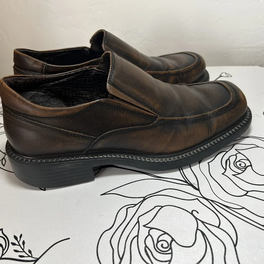Bass Shoes Men's Distressed Brown Leather Side Stretch Gore Loafers Size 8M